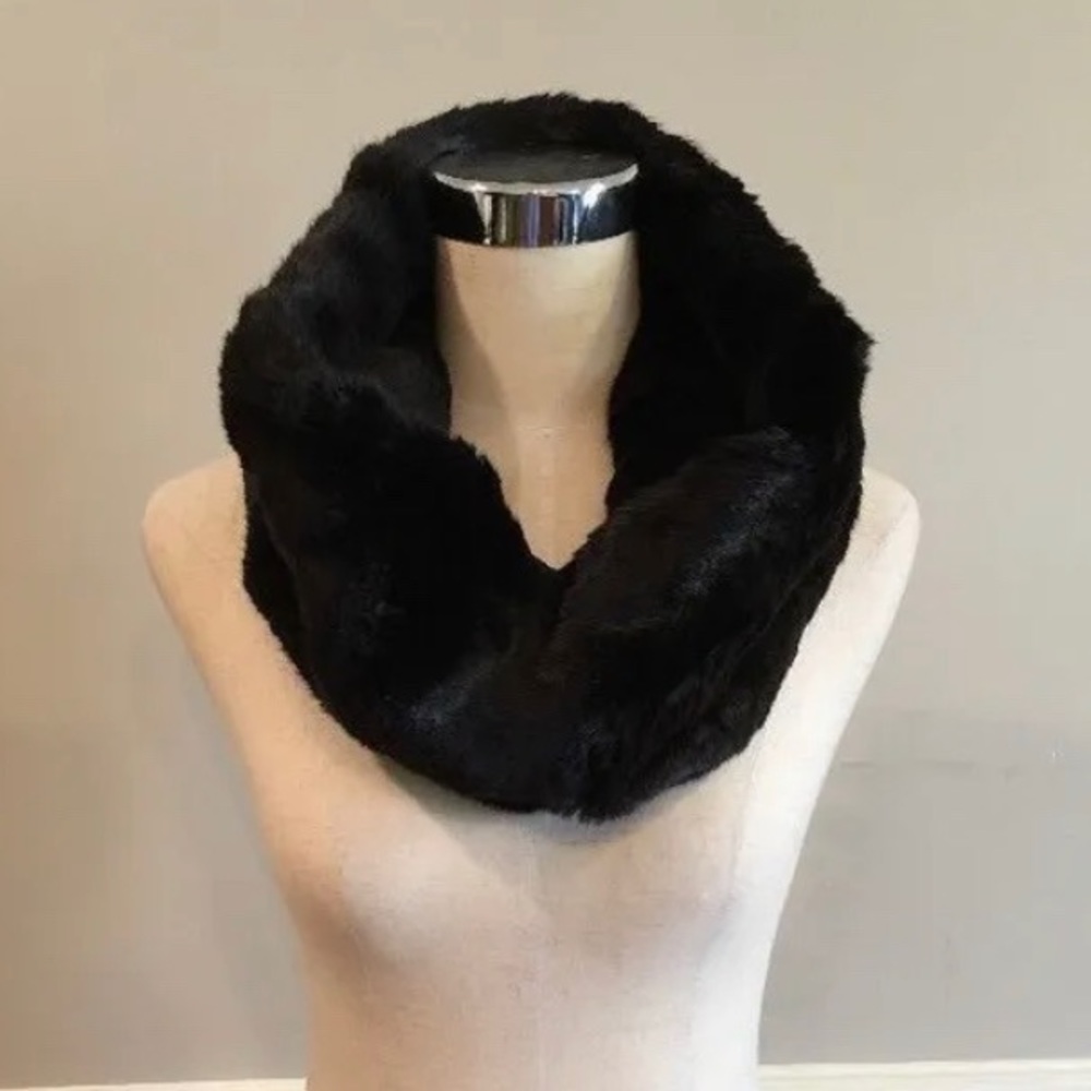 LOUISA PERINI Faux Chinchilla Fur Neck Warmer